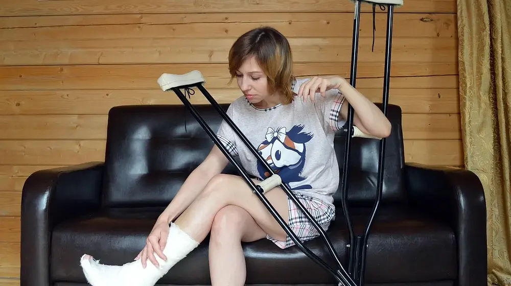 Noga po zdjęciu gipsu – jak wrócić do sprawności krok po kroku