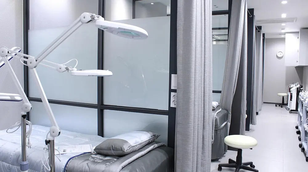 Jak złożyć łóżko rehabilitacyjne? Łatwe kroki do sukcesu