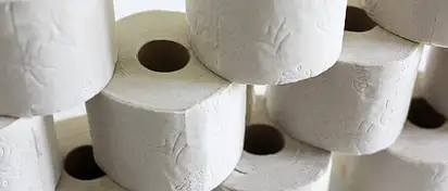 Wózek toaletowy – niezawodne wsparcie dla osób leżących