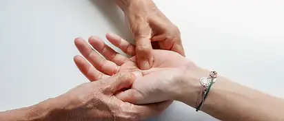 Krzywe palce u rąk na zdjęciach – odkryj ich piękno