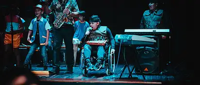 Jak wybrać wózek inwalidzki dla dziecka? Bezstresowe zakupy!