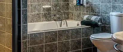 Podnośniki wannowe – wygodne rozwiązanie dla bloku